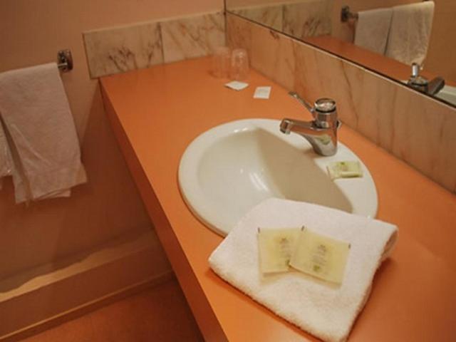 Logis Hotel & Restaurant - Le Normandie Caudebec-en-Caux Szoba fotó